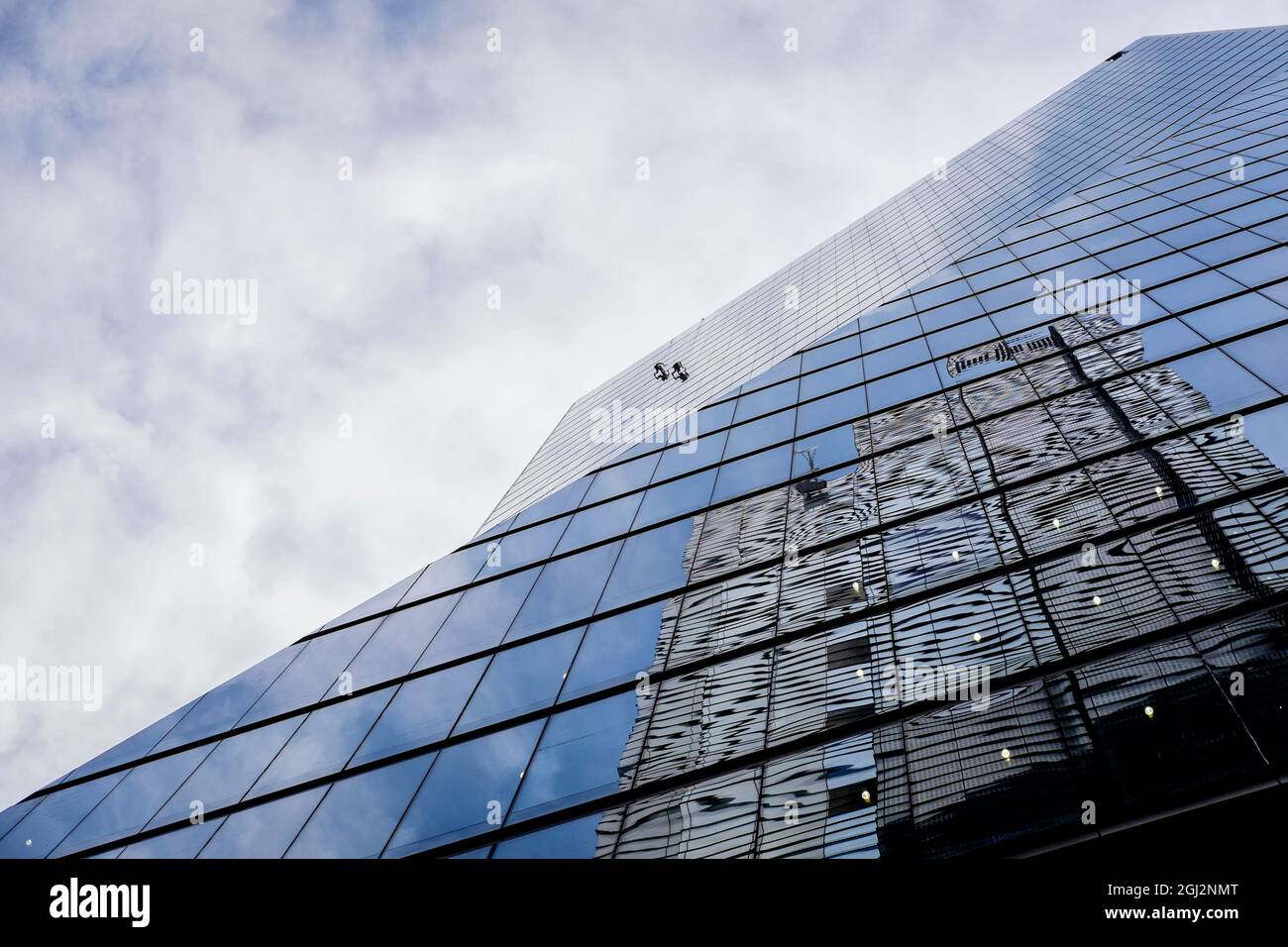 Zwei Fensterputzer seilen im Büroturm, City of London, Großbritannien. Stockfoto