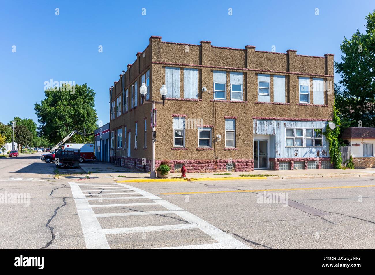 LUVERNE, MN, USA-21 AUGUST 2021: Altes, abgenutztes zweistöckiges Gebäude an der Main Street. Stockfoto