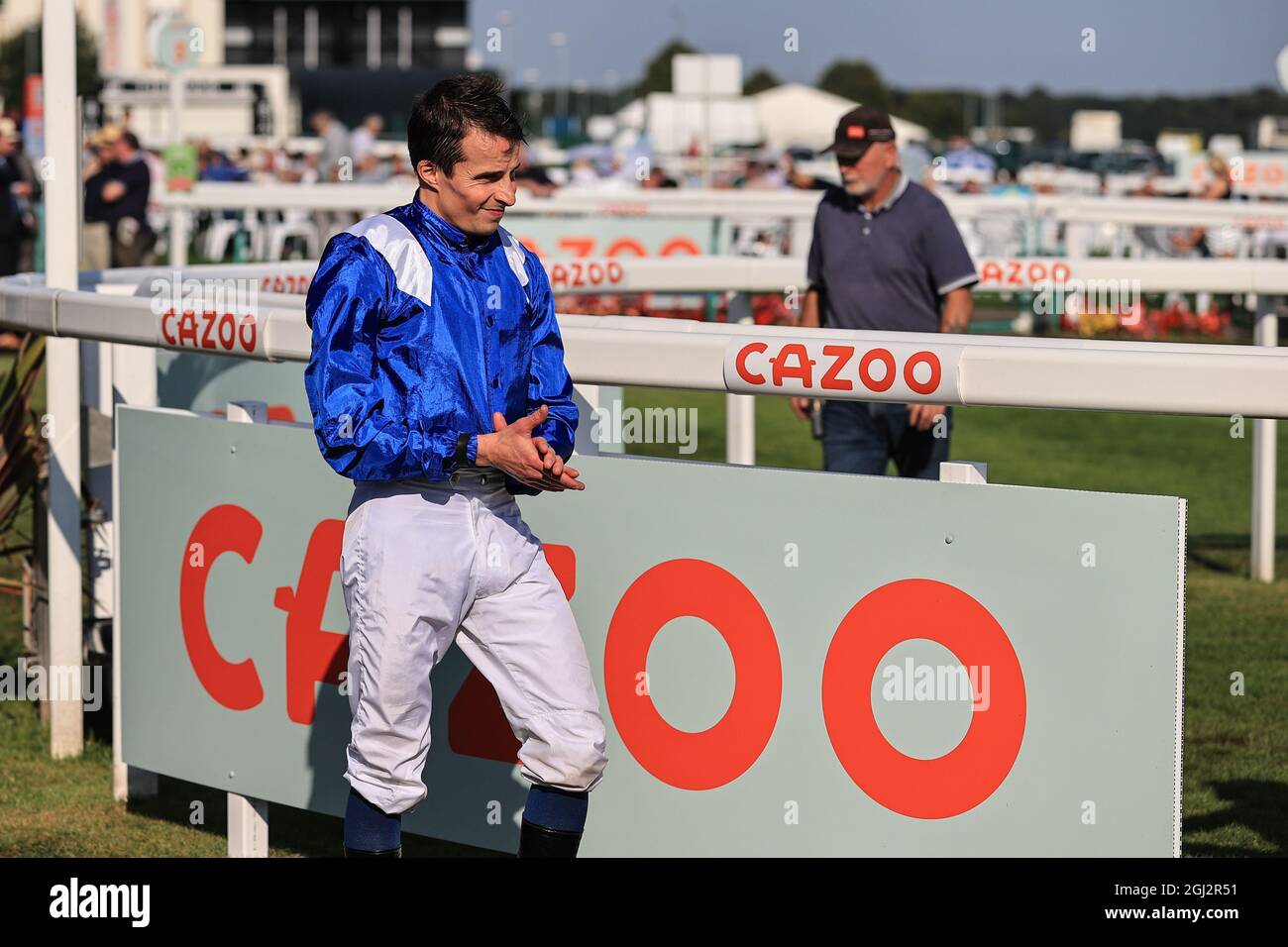 William Buick kehrt für seine Präsentation zurück, nachdem er die 16:00 Cazoo Scarbrough Stakes auf der Doncaster Racecourse, Doncaster, South Yorkshire, UK, 08 09 2021 gewonnen hat Stockfoto