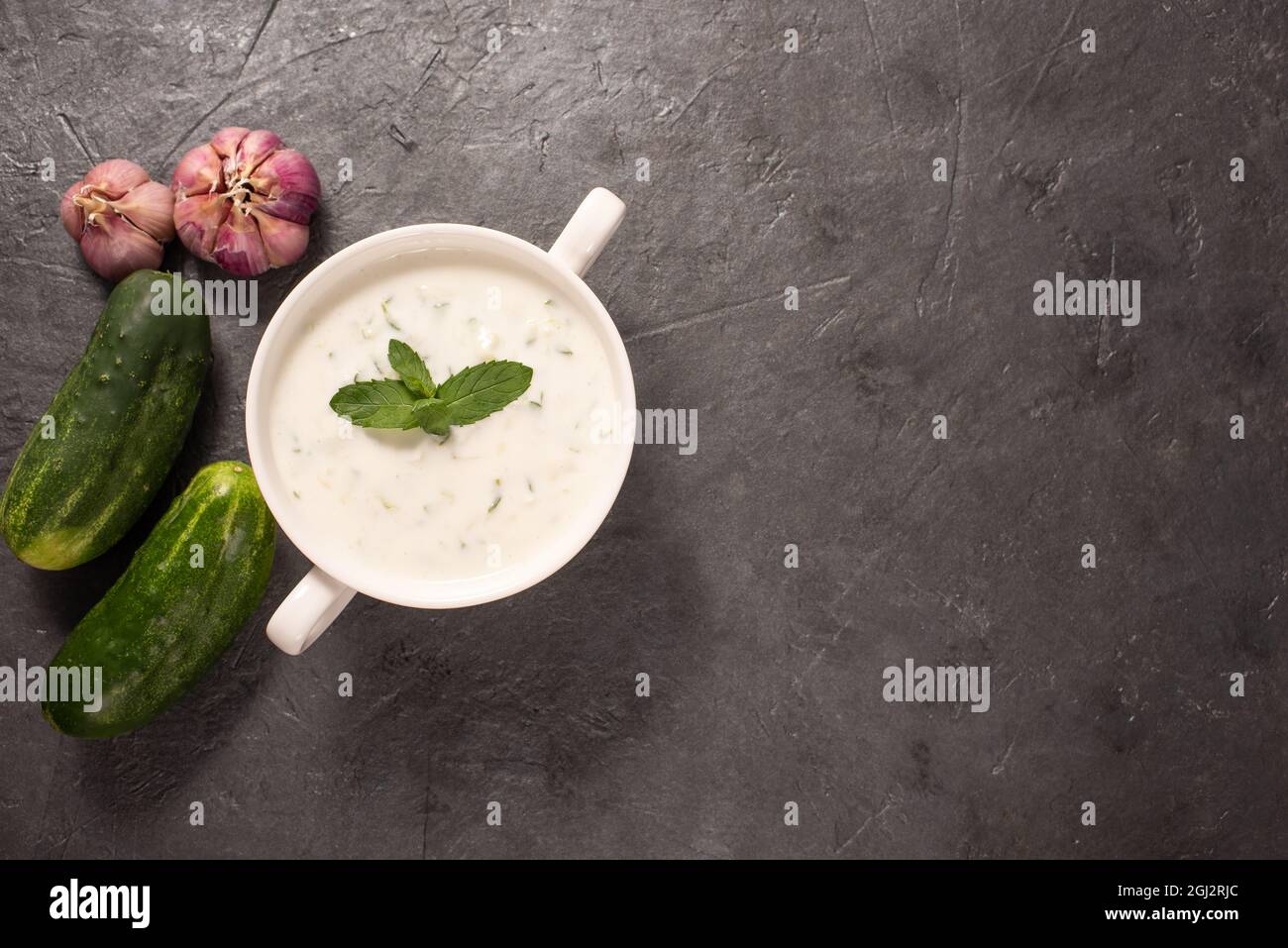Raita-Sauce mit Gurke, Knoblauch und Pfeffer. Indische Wright. Stockfoto