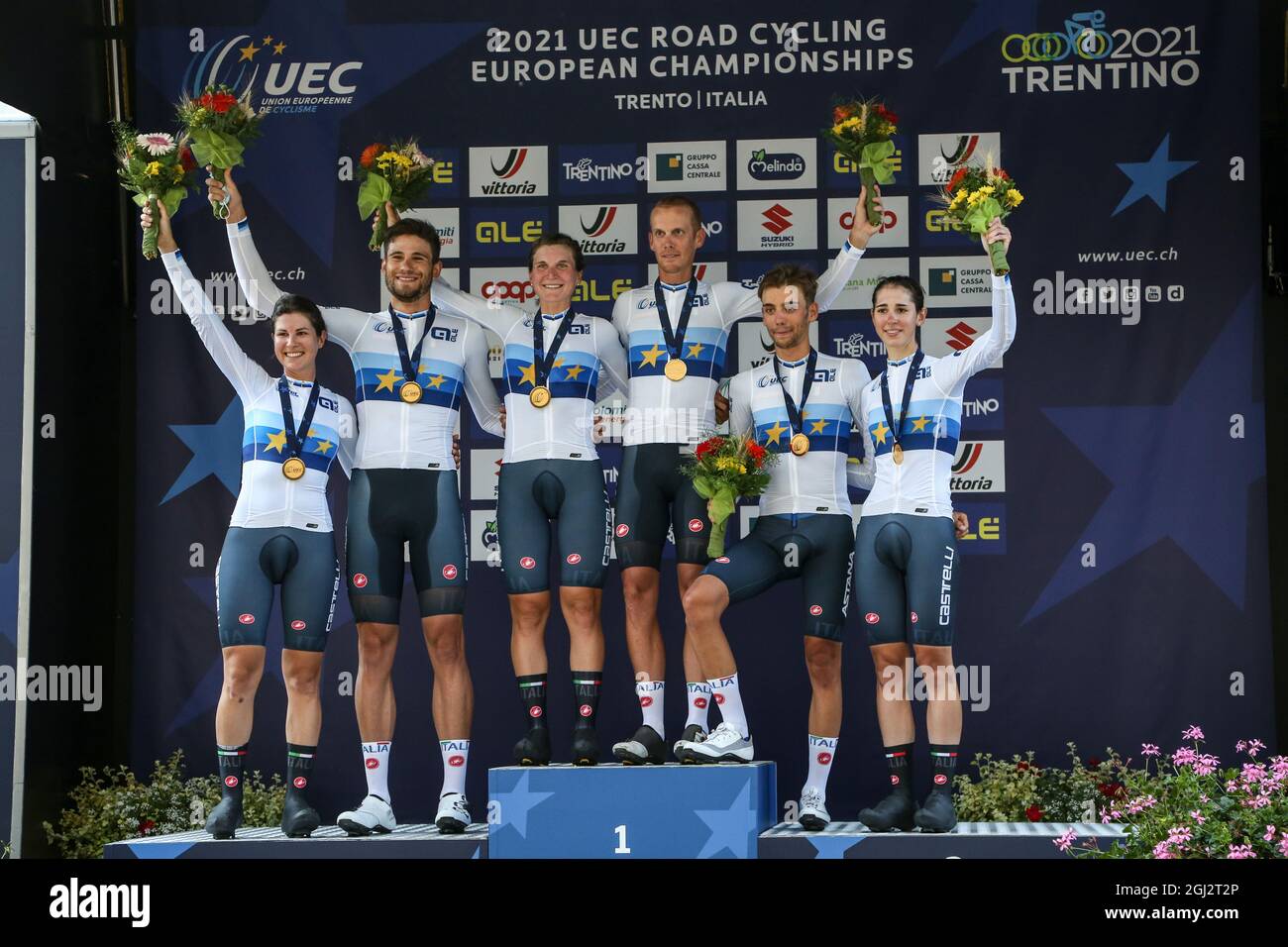 Trento, Trient, Italien, 08. September 2021, Das Podium mit dem italienischen Team Matteo Sobrero, Filippo Ganna, Alessandro De Marchi, Elena Cecchini, Marta Cavalli, Elisa Longo Borghini während der UEC-Straßeneuropameisterschaften - Mannschaftsstaffel (Mannschaftszeitfahren der Männer/Frauen) - Straßenradsport Stockfoto