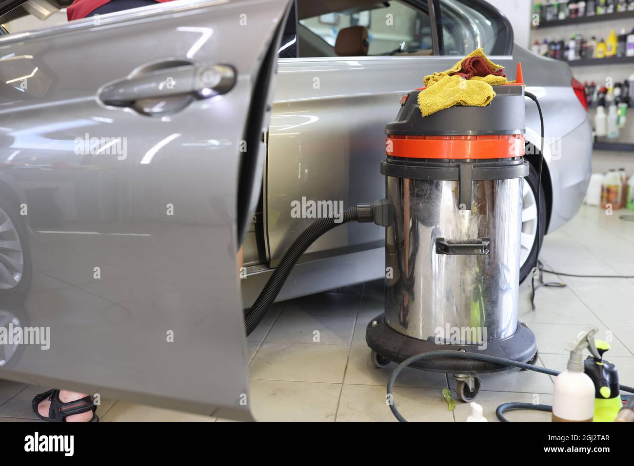 Reinigen der Staubsauger von Autositzen aus der Nähe von Staub Stockfoto