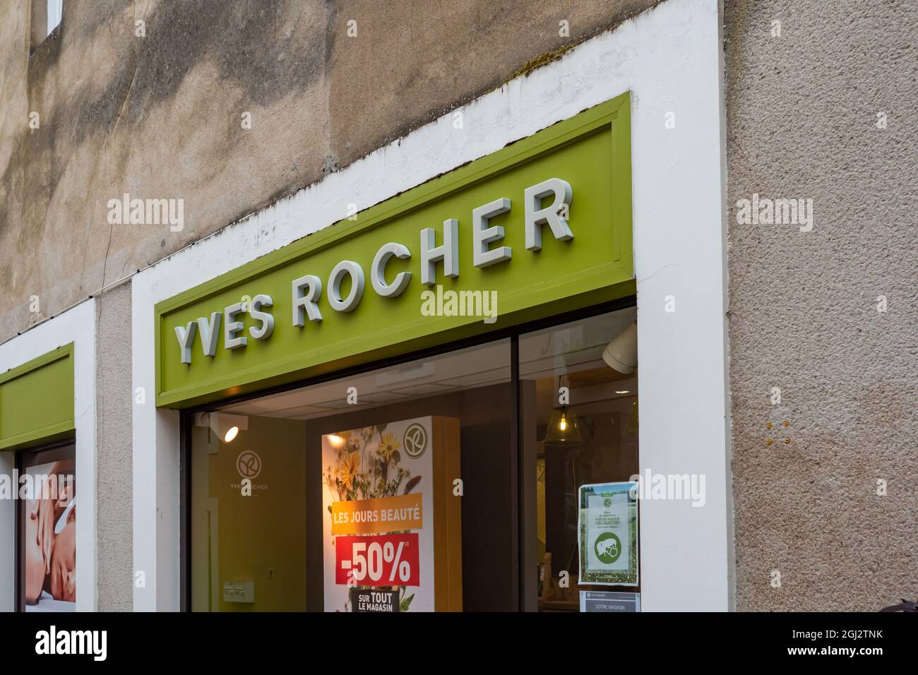 SABLE, FRANKREICH - 31. Jul 2021: Nahaufnahme einer berühmten Yves Rocher-Markenfassade mit Logo und Beschilderung Stockfoto