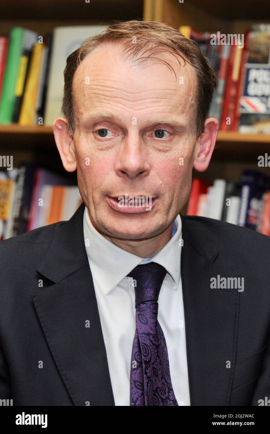 Andrew Marr, Unterzeichnung von „Diamond Queen“, Christmas Extravaganza, Waterstones Gower Street, London. VEREINIGTES KÖNIGREICH Stockfoto