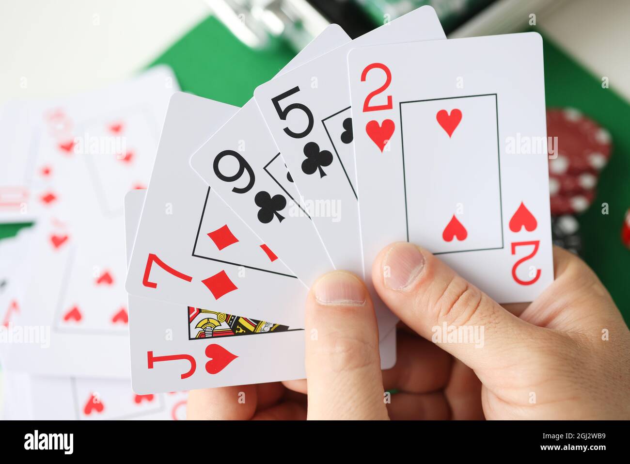 Bei Männern Hände spielen Karten auf dem Hintergrund der Chips Stockfoto
