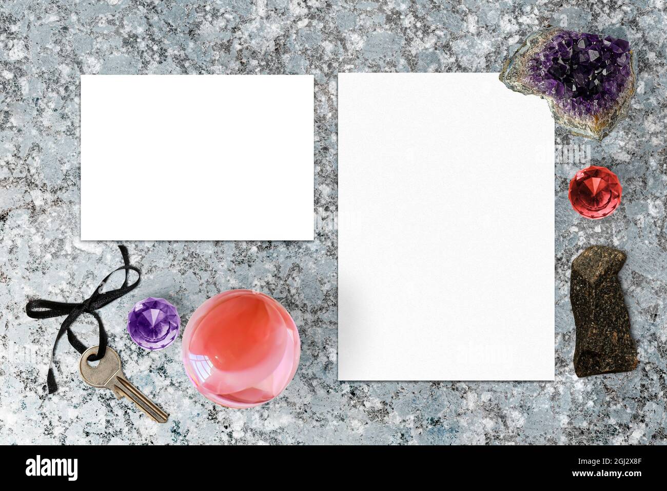 Flache Lay-Karten oder Briefkopfmockups, horizontal und vertikal, umgeben von Kristallen und magischen Objekten Stockfoto