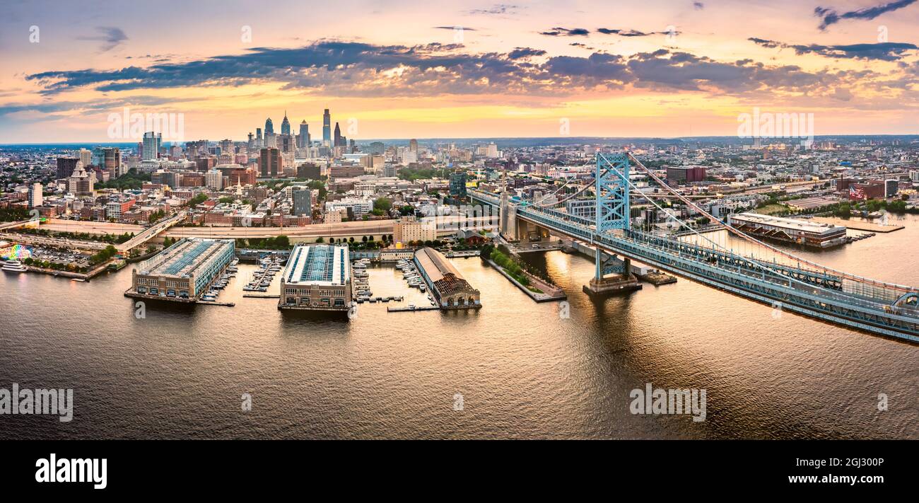 Luftpanorama mit der Ben Franklin Bridge und der Skyline von Philadelphia Stockfoto