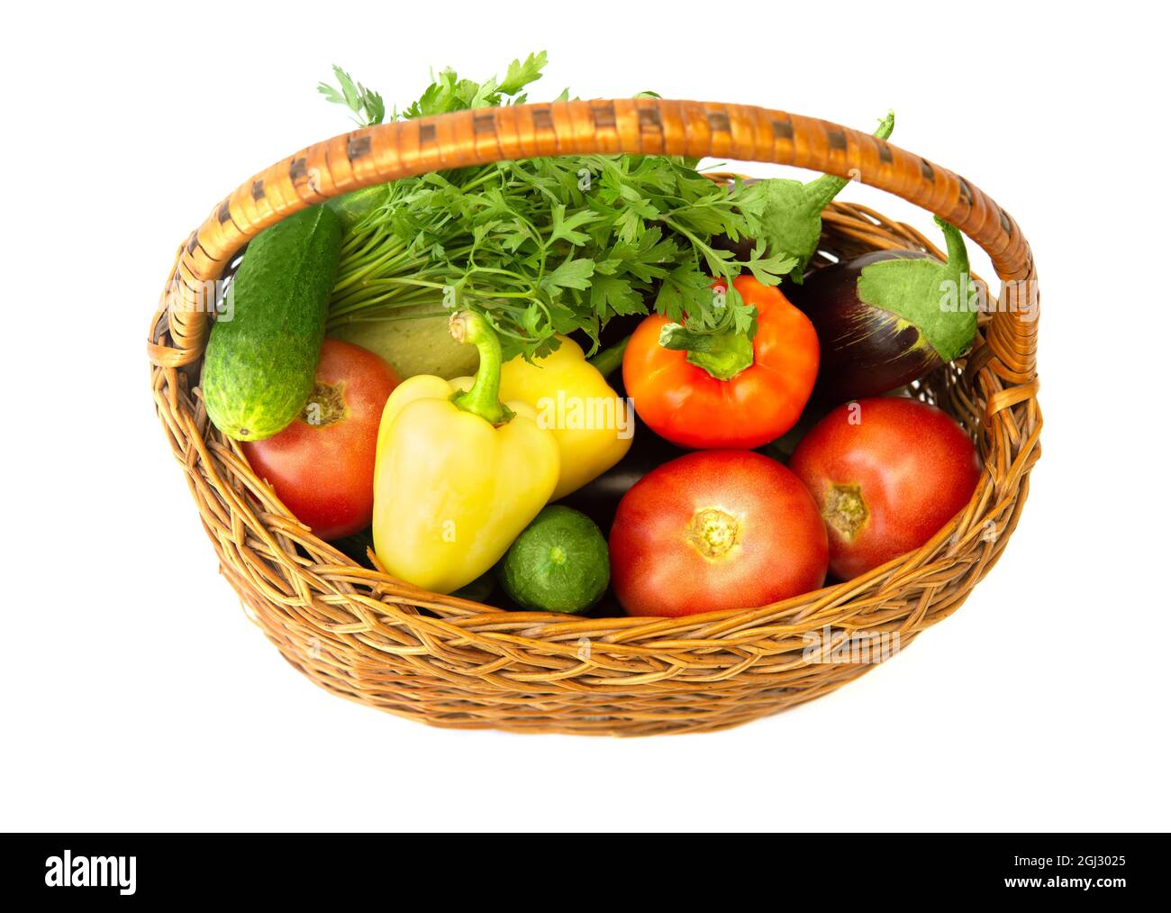 Weidenkorb mit verschiedenen Gemüsesorten isoliert auf weißem Hintergrund Stockfoto