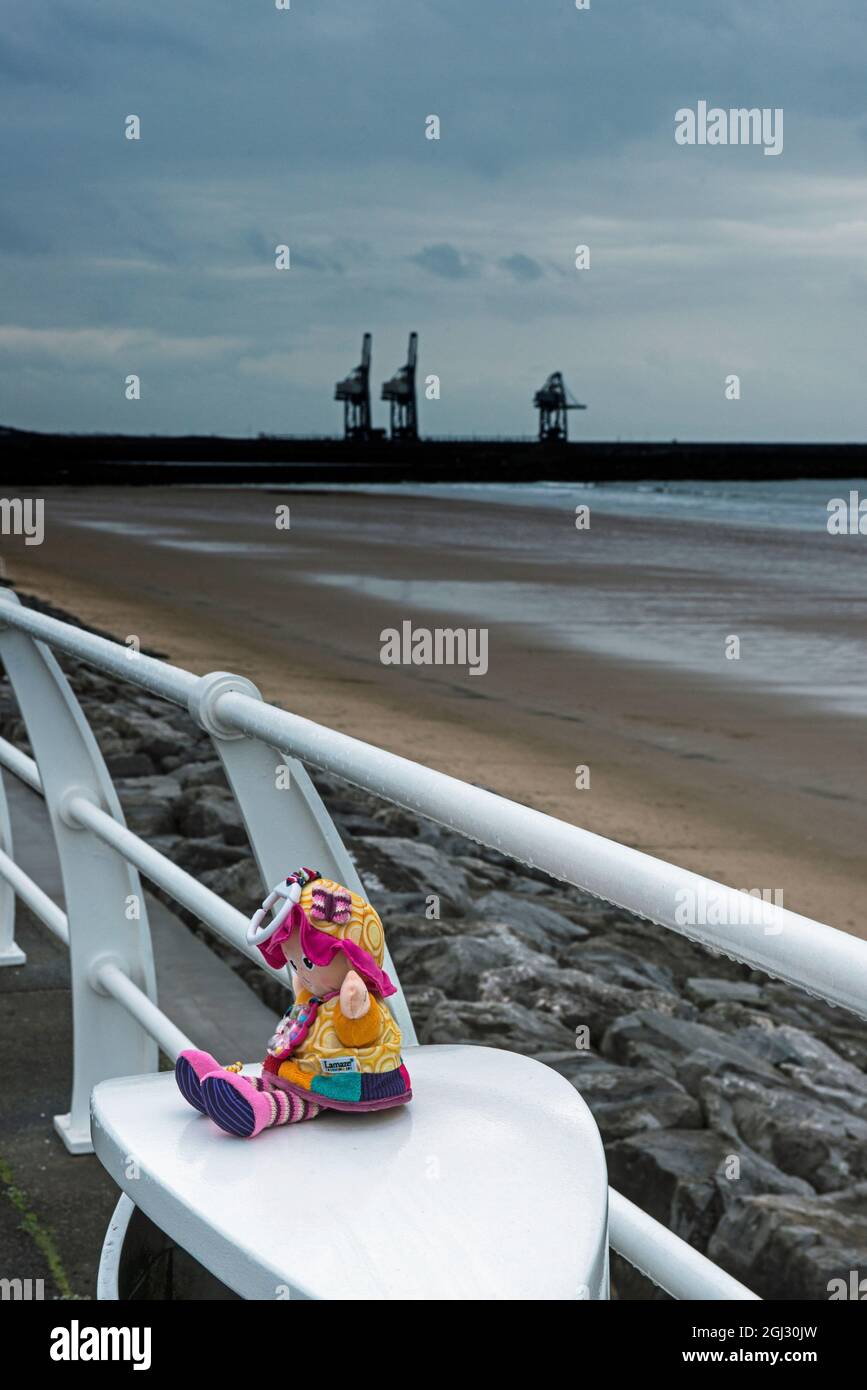 Verlorene Puppe an der Küste von Aberafon in der Nähe von Port Talbot, Südwales Stockfoto