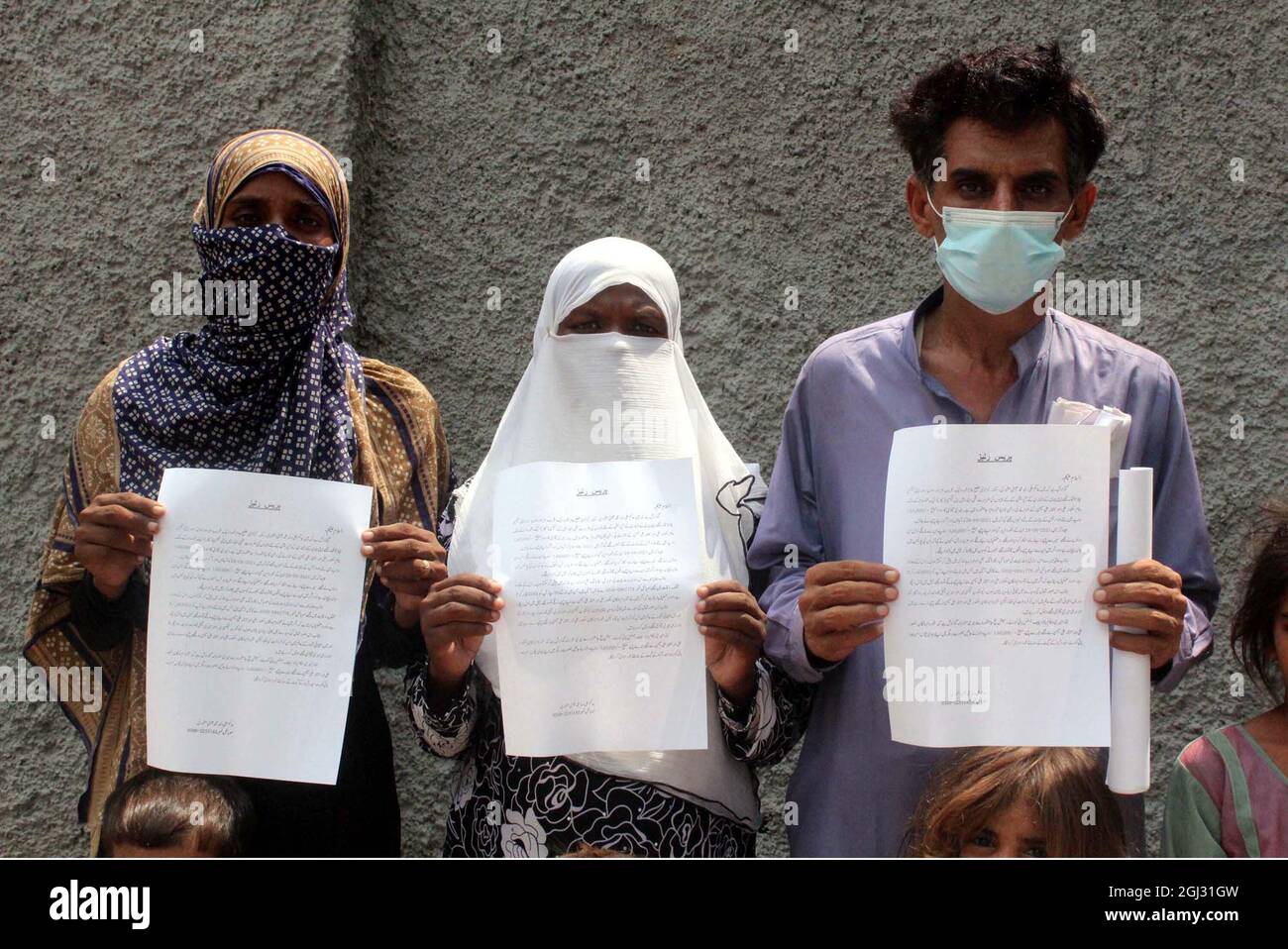 Die Bewohner von Kotri veranstalten am Mittwoch, dem 08. September 2021, im Hyderabad-Presseclub eine Protestdemonstration gegen die hohe Händigkeit einflussreicher Menschen. Stockfoto