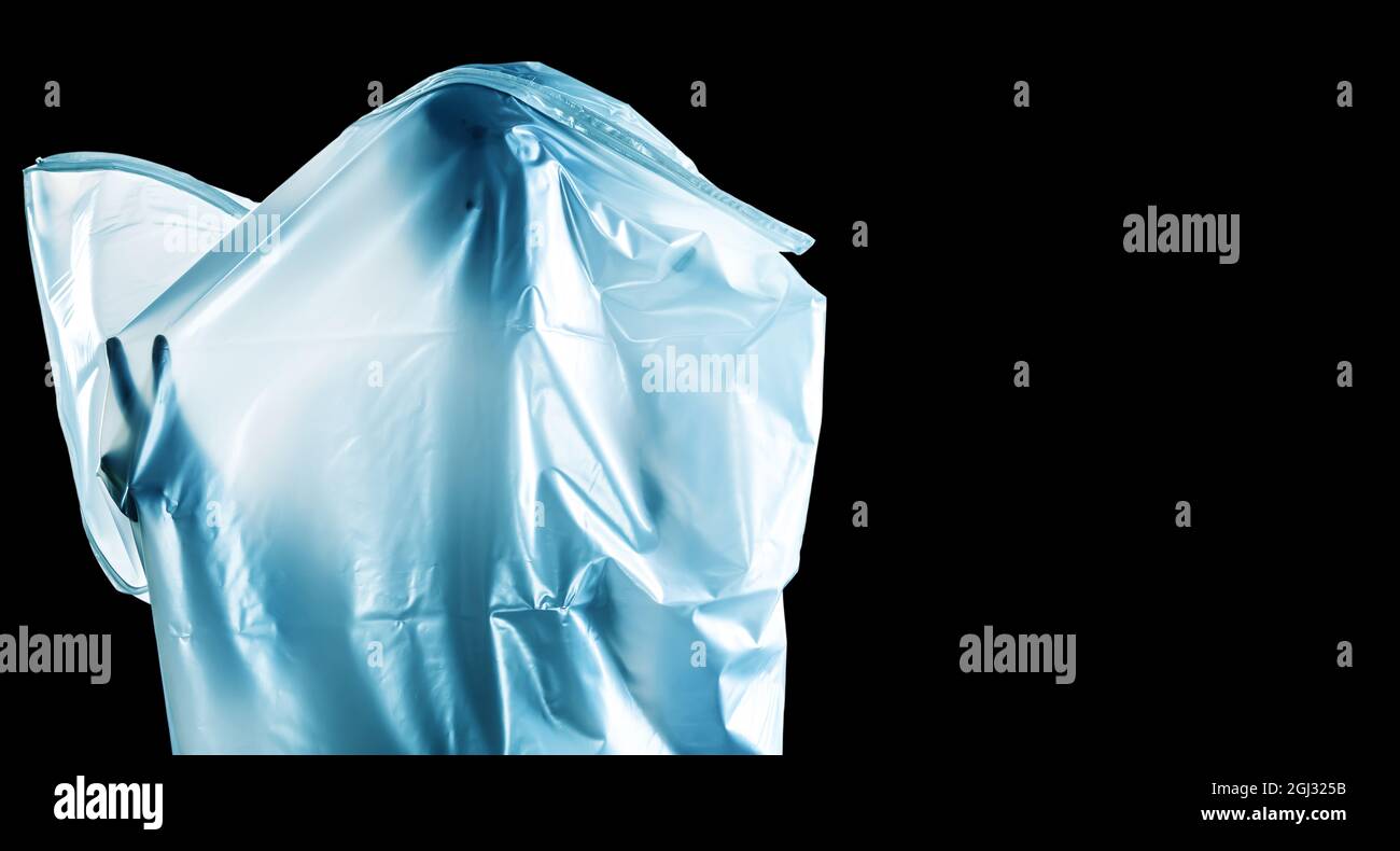 Ein Mann, der wie ein Geist mit einem weißen Grabtuch bedeckt ist, zeigt zwei Finger, die den Sieg anzeigen Stockfoto