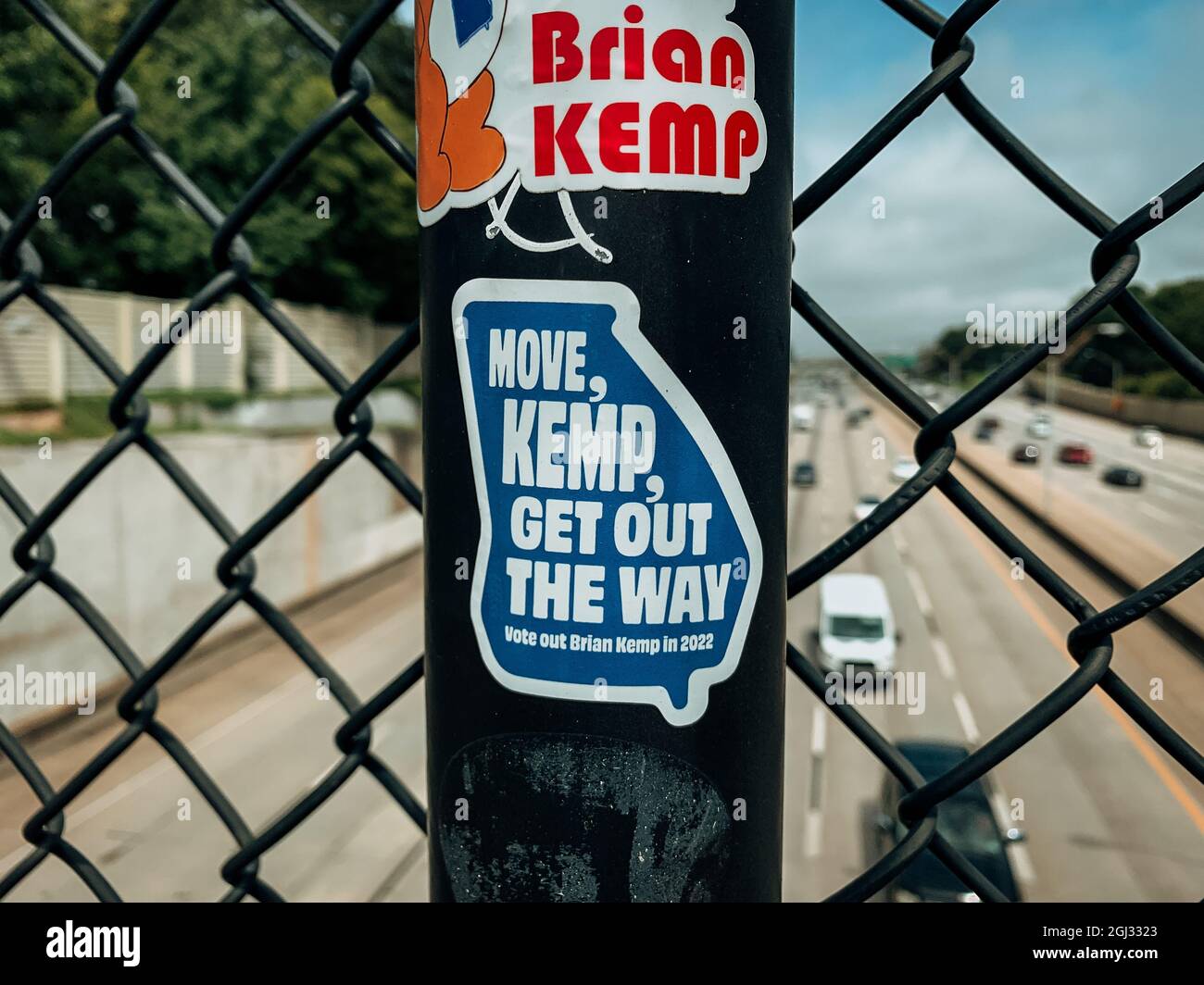 ATLANTA, VEREINIGTE STAATEN - 18. Aug 2021: Anti-Brian Kemp-Aufkleber, die die Wähler in Georgia ermutigen, ihn bei der nächsten Wahl zum Gouverneur zu wählen Stockfoto