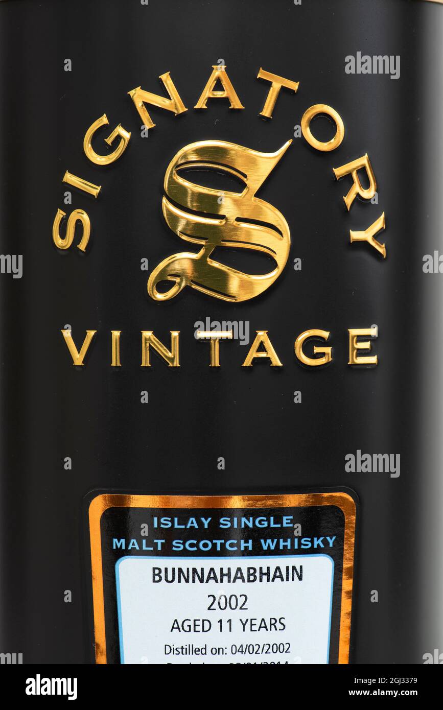 Box mit 11 Jahre altem SIGNATORY VINTAGE Single Malt Scotch Whisky Stockfoto