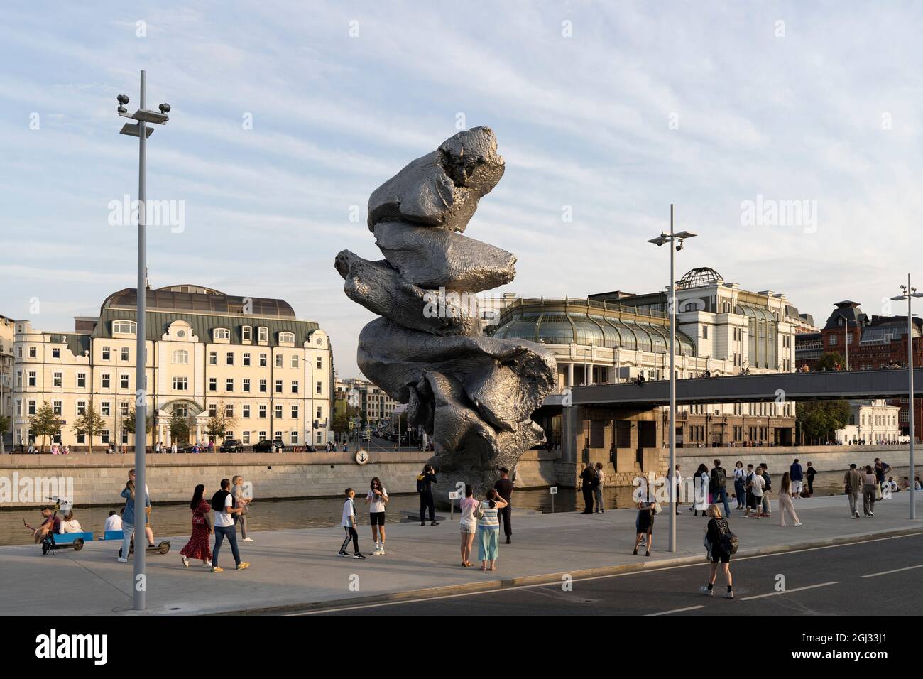 Moskau, Russland - 31. August 2021: Skulptur von Urs Fischer Big Clay 4 auf dem Bolotnaja-Damm in Moskau. Stadtbild und Böschung mit Urlaubern im Sommer. Hochwertige Fotos Stockfoto