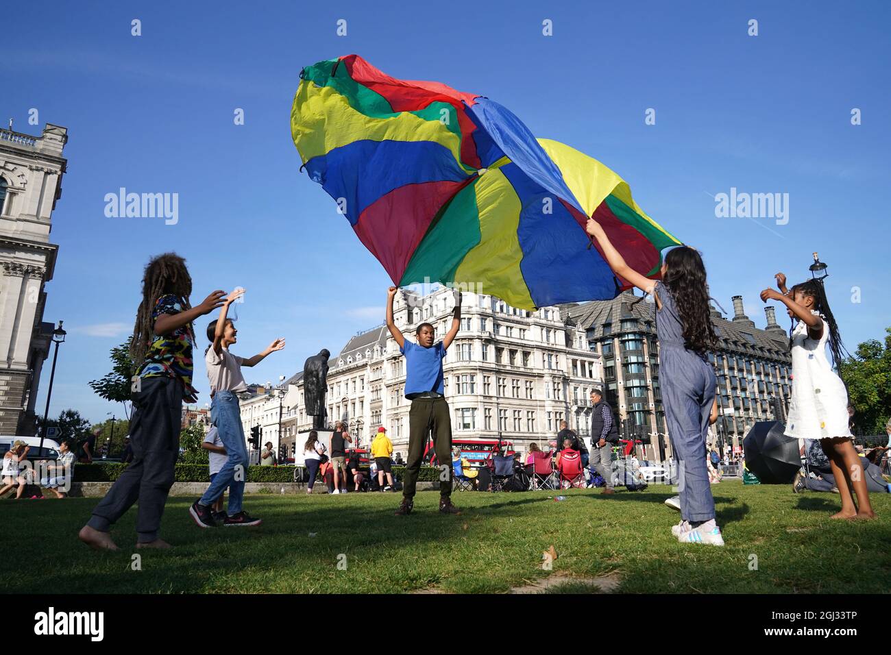 Kinder treffen sich auf dem Parliament Square in London, um ihre Briefe an die Erde vor dem Cop26-Gipfel in Glasgow zu lesen. Bilddatum: Mittwoch, 8. September 2021. Stockfoto