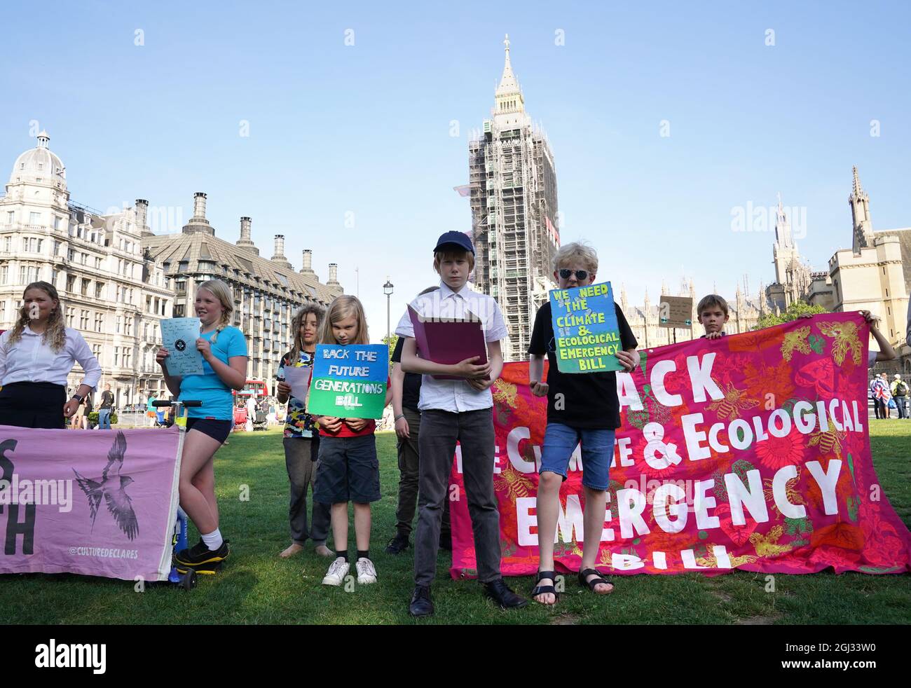 Kinder treffen sich auf dem Parliament Square in London, um ihre Briefe an die Erde vor dem Cop26-Gipfel in Glasgow zu lesen. Bilddatum: Mittwoch, 8. September 2021. Stockfoto