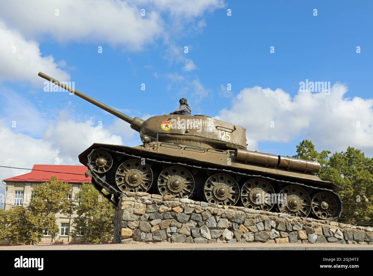 Kleiner Junge auf dem Panzerdenkmal im Zentrum von Tiraspol Stockfoto