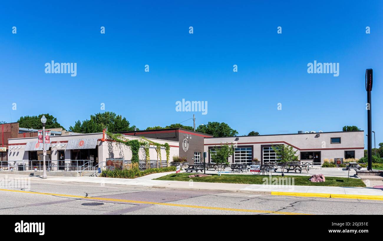 LUVERNE, MN, USA-21 AUGUST 2021: Take 16 Brewing Company, Bar und Restaurant. Stockfoto