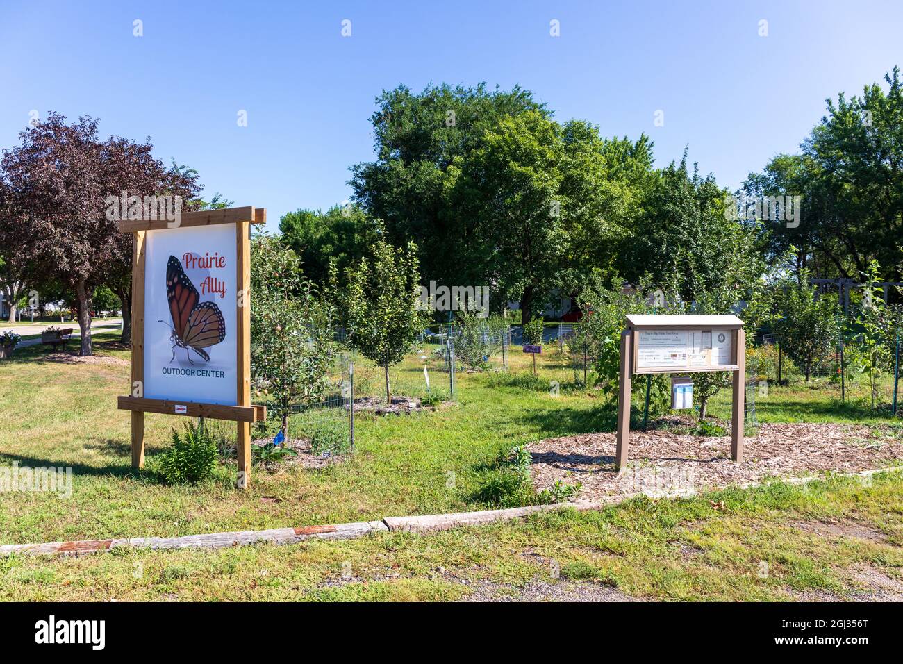 LUVERNE, MN, USA-21. AUGUST 2021: Der mit der Vorarie verbündete Public Food Forest zeigt Schilder und Pflanzungen. Stockfoto