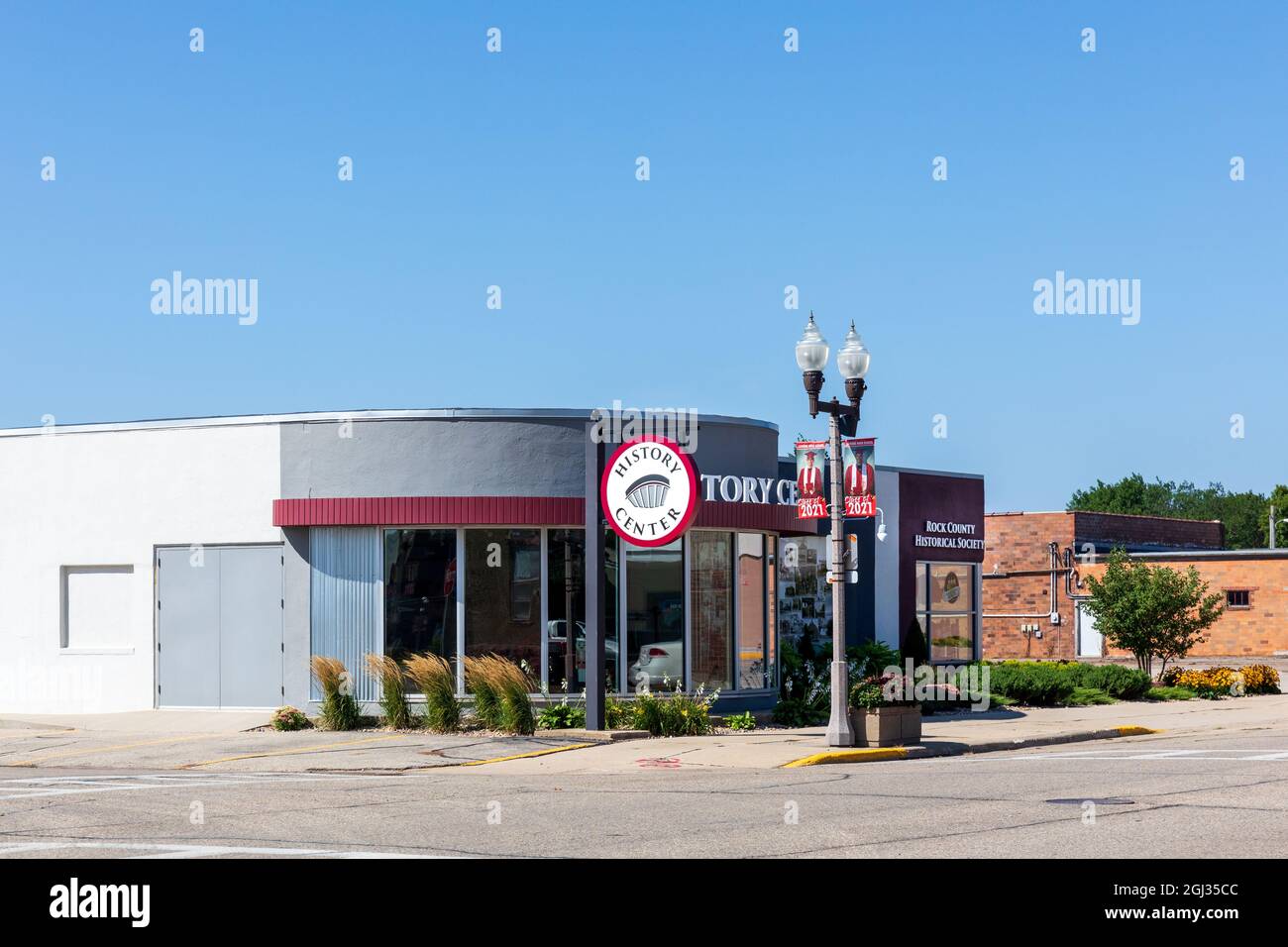 LUVERNE, MN, USA-21 AUGUST 2021: Gebäude und Schilder der der Rock County Historical Society (History Center). Blauer Himmel. Stockfoto