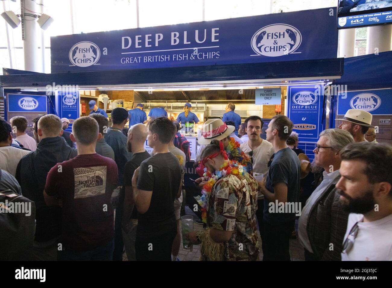 Deep Blue Fish & Chips Stand im Oval, Kennington London, serviert Fisch und Chips für eine Menschenmenge, London, Großbritannien Stockfoto