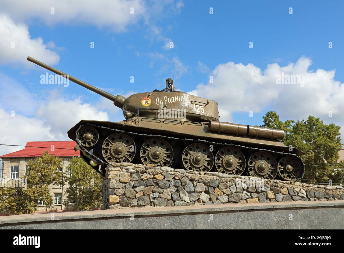 Kleiner Junge auf dem Panzerdenkmal im Zentrum von Tiraspol Stockfoto