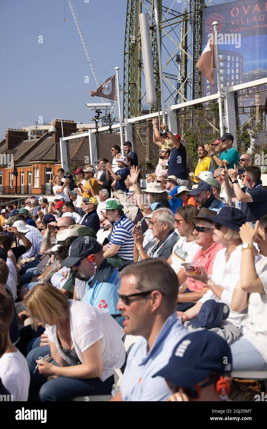 Englische Cricket-Fans, Massen von englischen Cricket-Fans auf dem Oval Cricket Ground, Kennington London, Großbritannien, für ein Testspiel gegen Indien 2021 Stockfoto