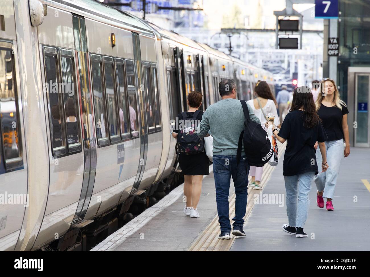 Öffentlicher Nahverkehr Großbritannien - Bahnreisen Großbritannien; Passagiere, die einen Zug auf dem Bahnsteig nehmen, Kings Cross Railway Station, London Großbritannien Stockfoto