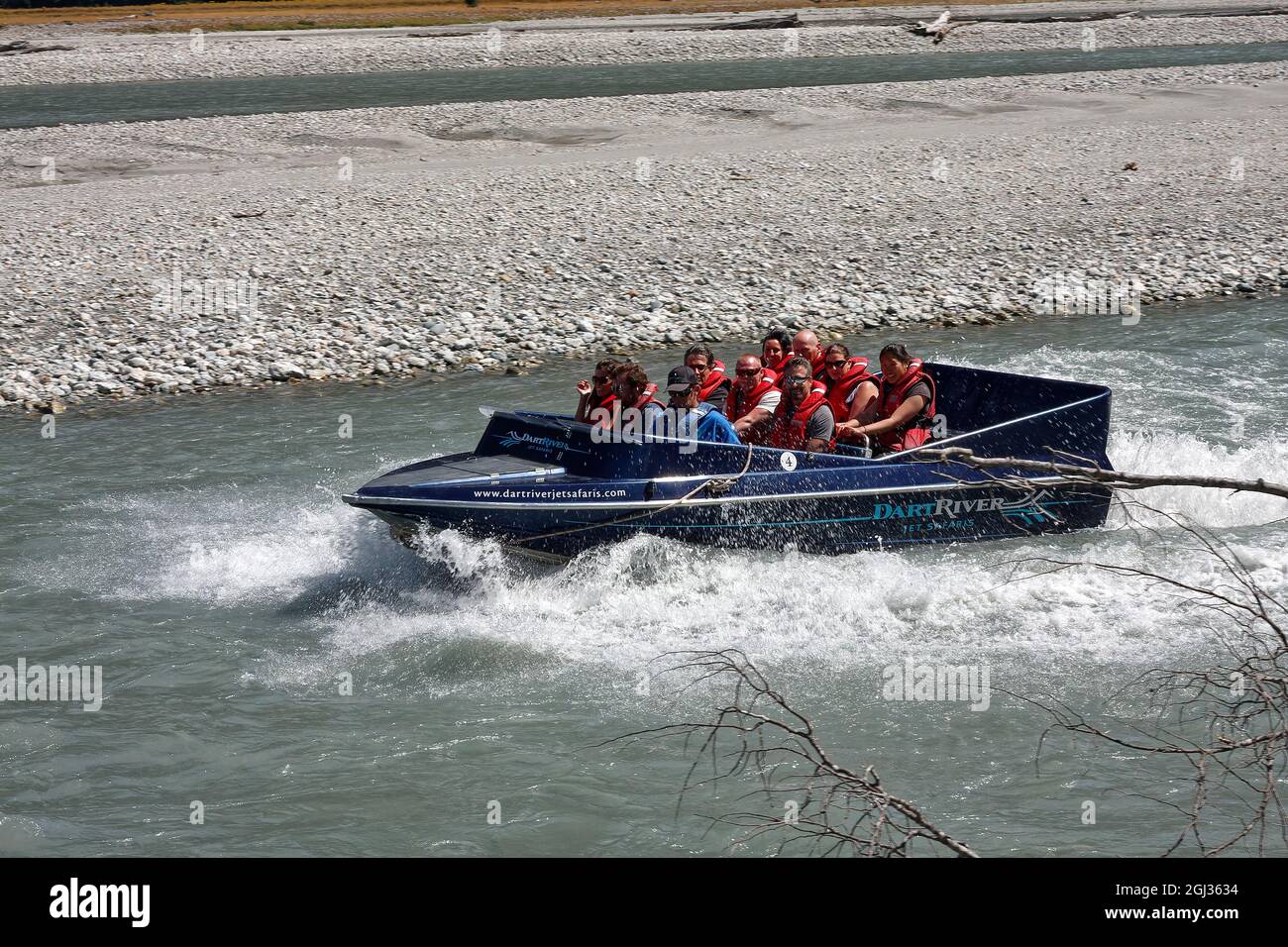 Dart River Kreuzfahrt Jet boat; 10 Personen, tragen PFDs, rote Schwimmwesten, Boot bewegen, Wasserspritzer, Spaß, aufregend, Erholung, Glenorchy; Neuseeland Stockfoto