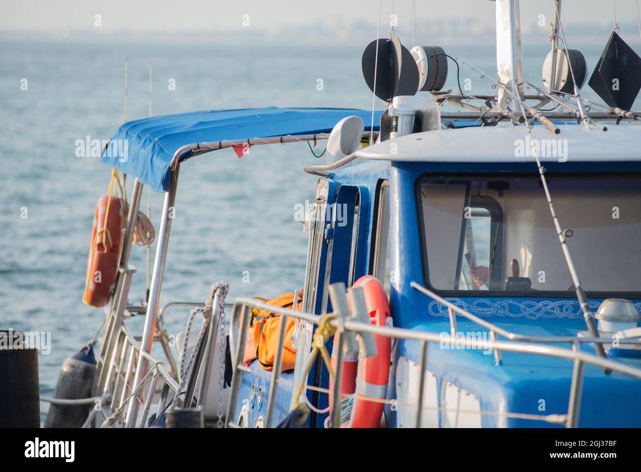 Fischerboot und Garnelenboot im alten Fischerhafen. Stockfoto