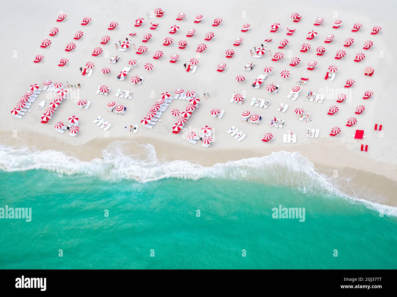 Hubschrauberflug Blick auf die roten und weißen Sonnenschirme am Strand South Beach Miami Stockfoto