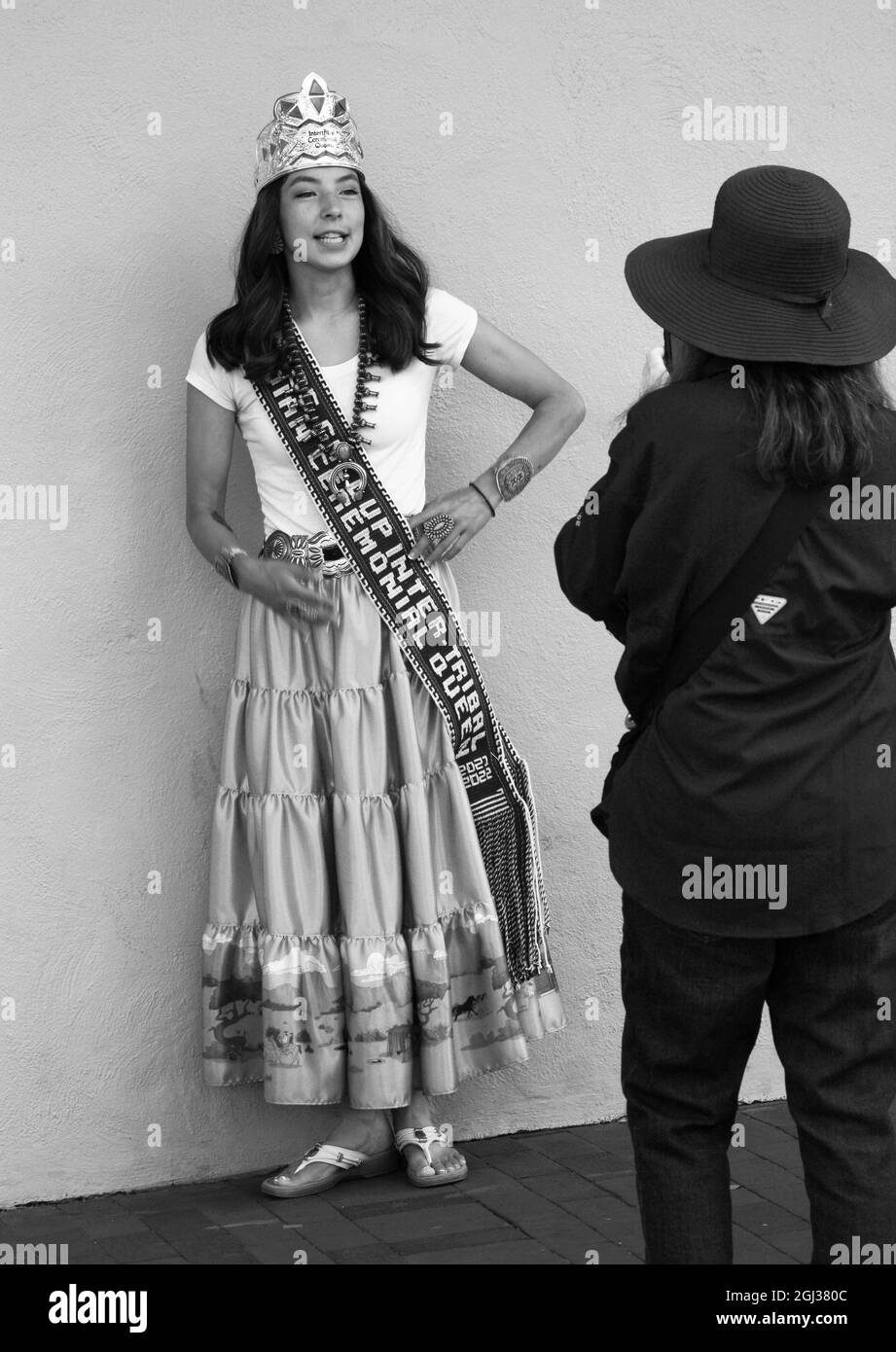 Der gebürtige amerikanische Teenager Amber Ballenger, die 2020-2022 Miss Gallup International Ceremonial Queen, posiert für Fotografien in Santa Fe, New Mexico. Stockfoto