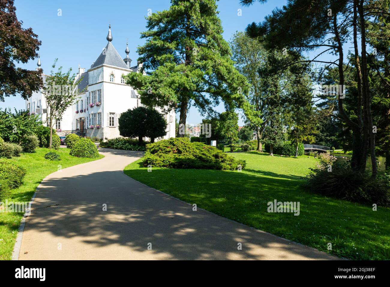 Wemmel, Flämische Region - Belgien - 09 01 2021: Fassade und Park des weißen Rathauses Stockfoto
