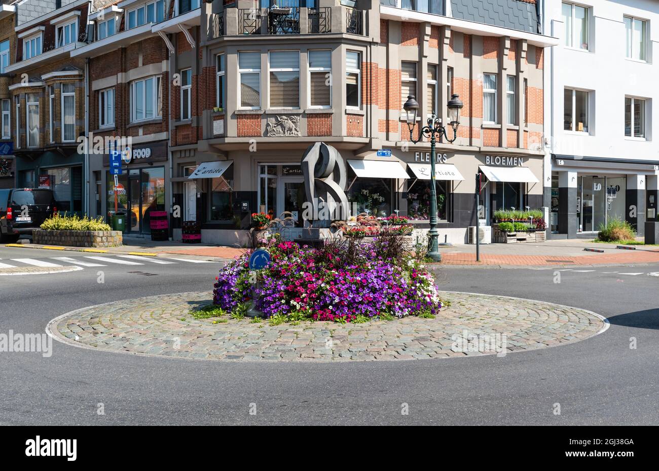 Wemmel, Flämische Region - Belgien - 09 01 2021: Kreisverkehr mit Blumen und lokalen Einzelhandelsunternehmen geschmückt Stockfoto