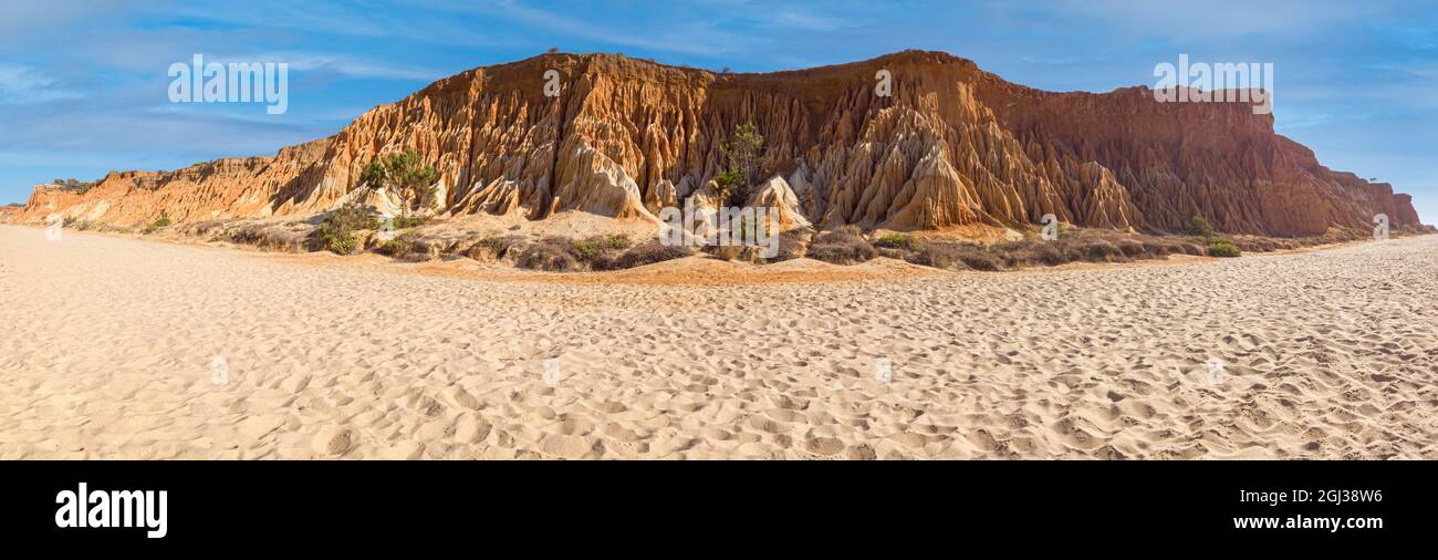 Atemberaubendes Panorama von einer Strandklippe an der Algarve, Portugal Stockfoto