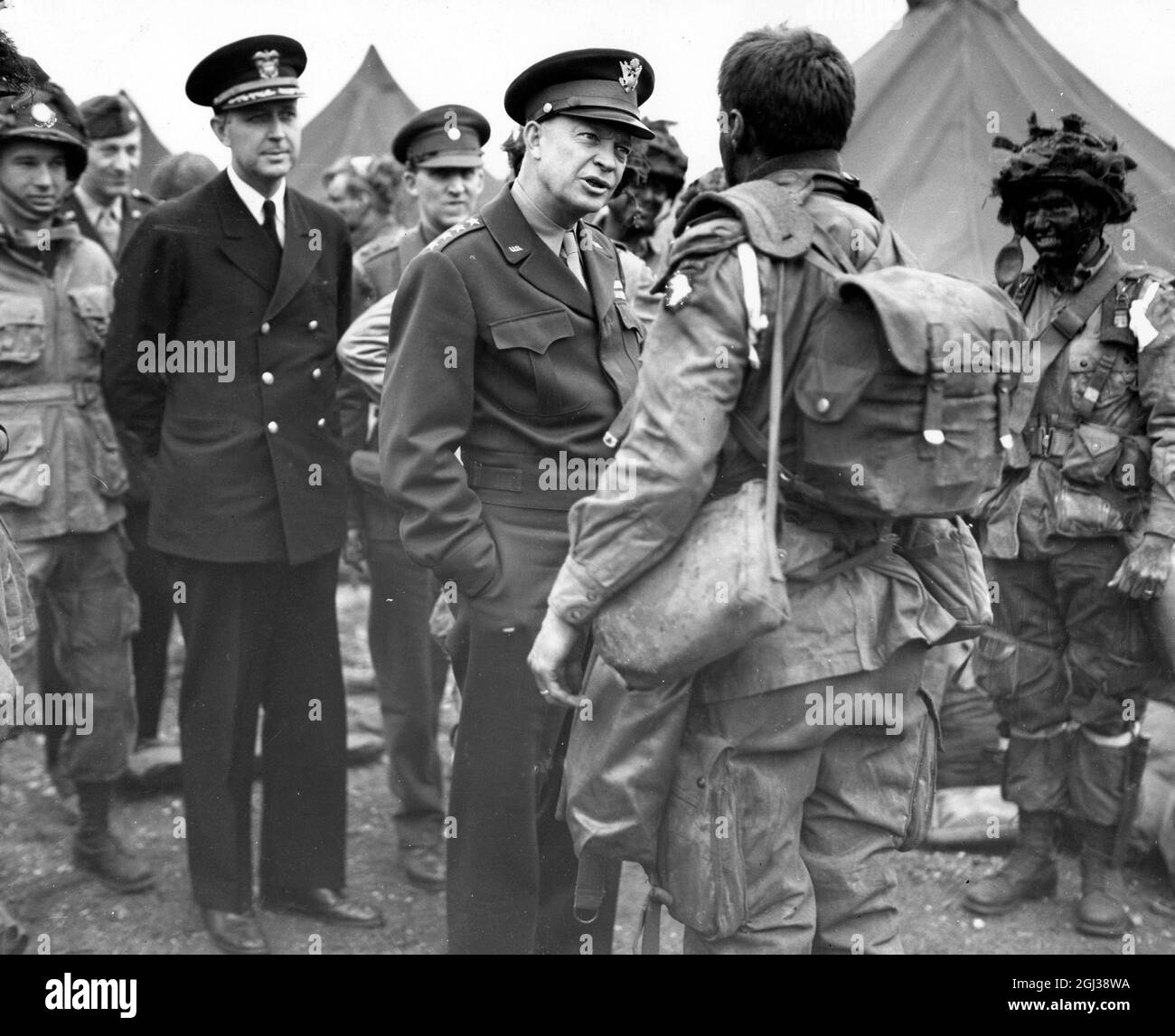 General Dwight D Eisenhower, Oberster alliierter Kommandant Europa, spricht mit Fallschirmjägern. 5. Juni 1944. Stockfoto