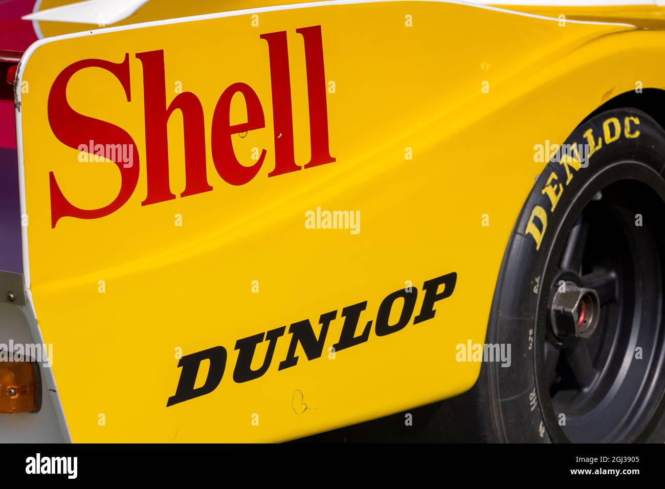 Shell- und Dunlop-Logos auf einem Porsche 962C #17, der am 5. September 2021 auf dem Concours d’Elegance im Blenheim Palace zu sehen war Stockfoto