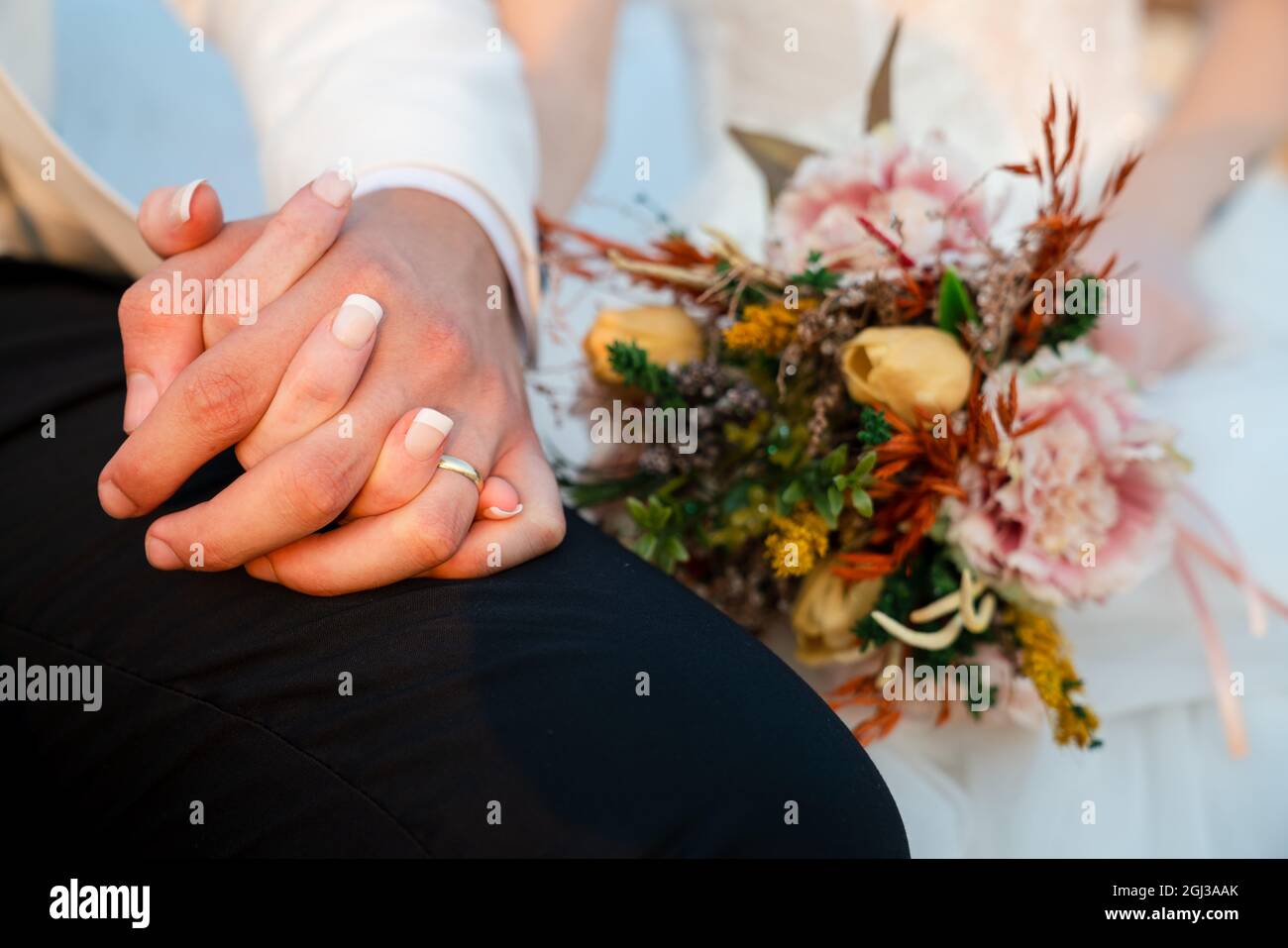 Braut und Bräutigam zusammen, und hält Hände und Braut halten ihren Brautstrauß. Hochzeitskonzept. Hochwertige Fotos Stockfoto