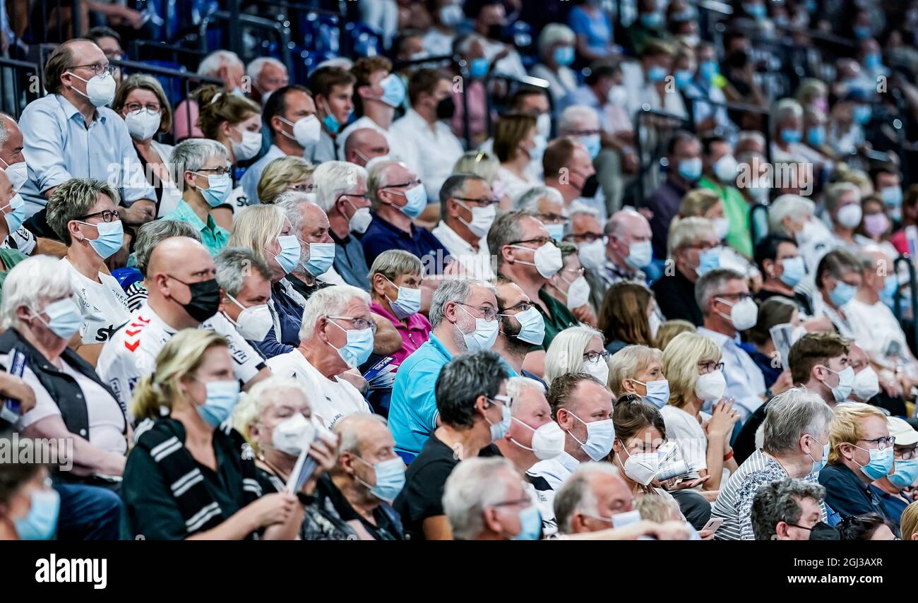 Kiel, Deutschland. September 2021. Handball: Bundesliga, THW Kiel - HBW Balingen-Weilstetten, Matchday 1, Wunderino Arena. Die Zuschauer in der Arena tragen Mund-/Nasenschutz. Quelle: Axel Heimken/dpa/Alamy Live News Stockfoto