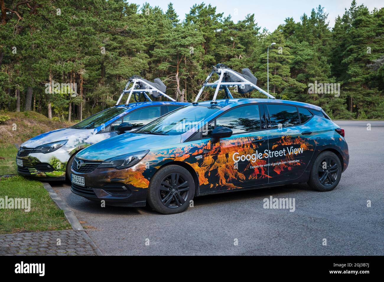 Zwei Google Street View Autos in ländlicher Umgebung geparkt. Google-Karten-Fahrzeuge kartieren Straßen weltweit. Stockfoto