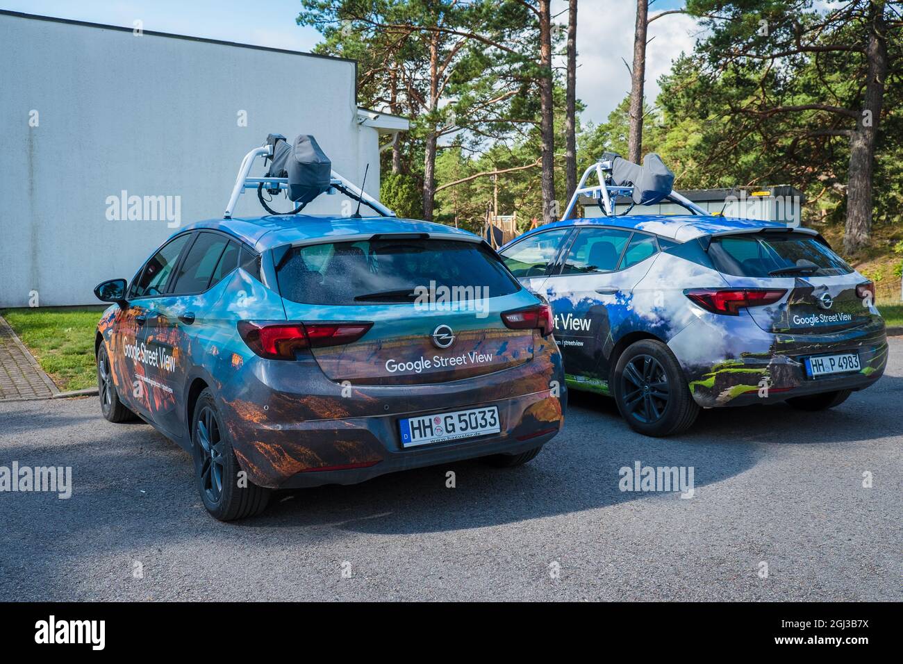 Zwei Google Street View Autos in ländlicher Umgebung geparkt. Google-Karten-Fahrzeuge kartieren Straßen weltweit. Stockfoto