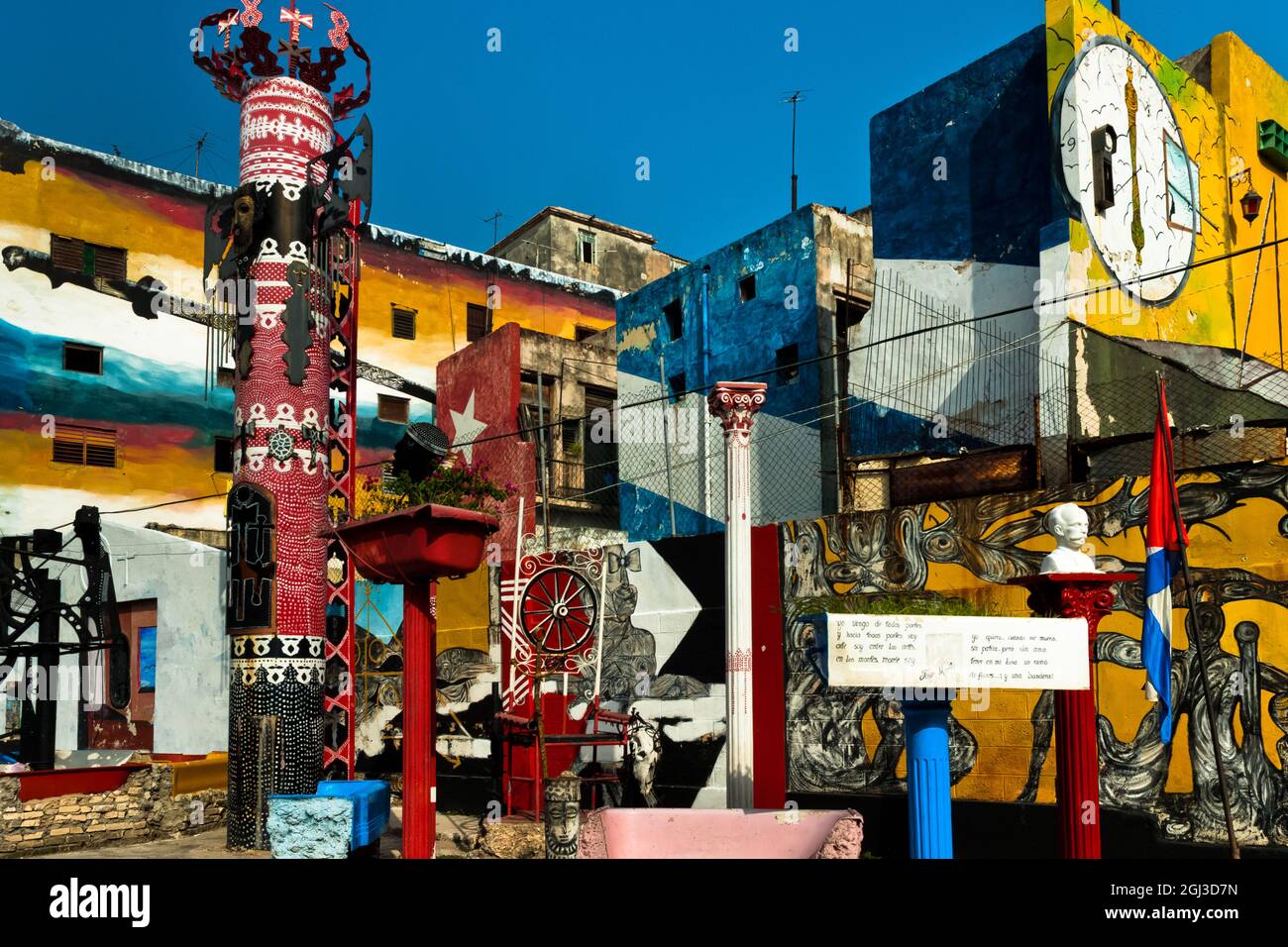 Die afro-kubanischen religiösen Symbole, die an die Wand gemalt wurden, und die künstlerischen Totems, die in Callejón de Hamel in Havanna, Kuba, am 12. August 2009 aufgestellt wurden. Stockfoto