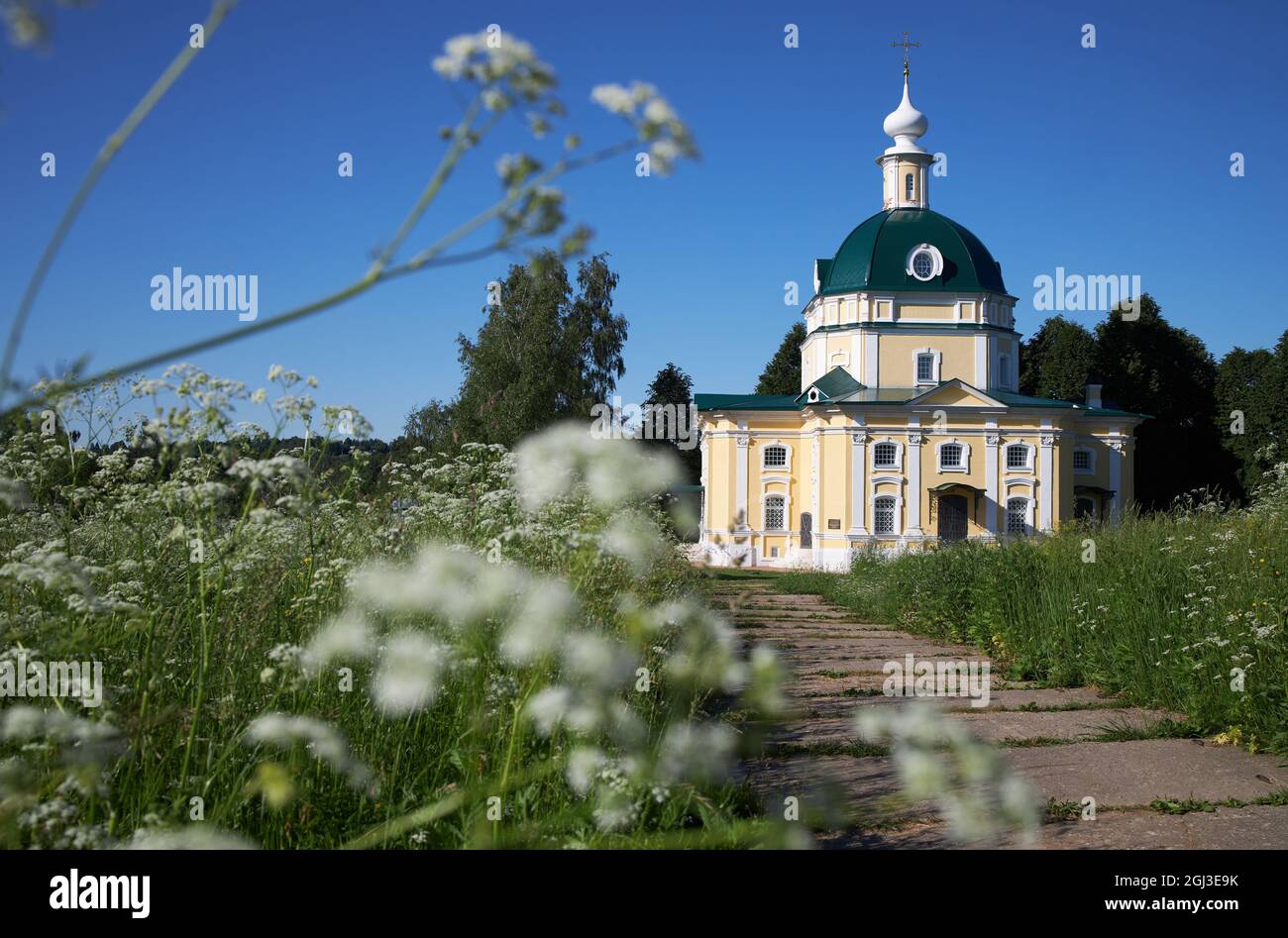 REGION MOSKAU, RUSSLAND - 10. Juni 2021, Kirche des Erzengels Michael im Dorf Tarakanovo, Region Moskau. In dieser Kirche der Dichter Block und Stockfoto