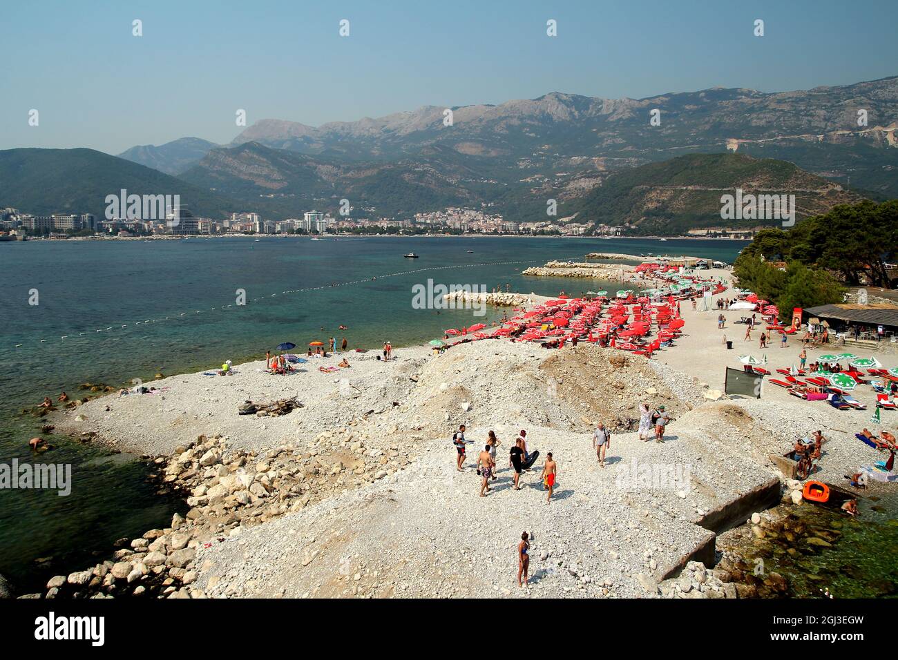 Strand auf der Insel Sveti Nikola in Budva, Montenegro. Stockfoto