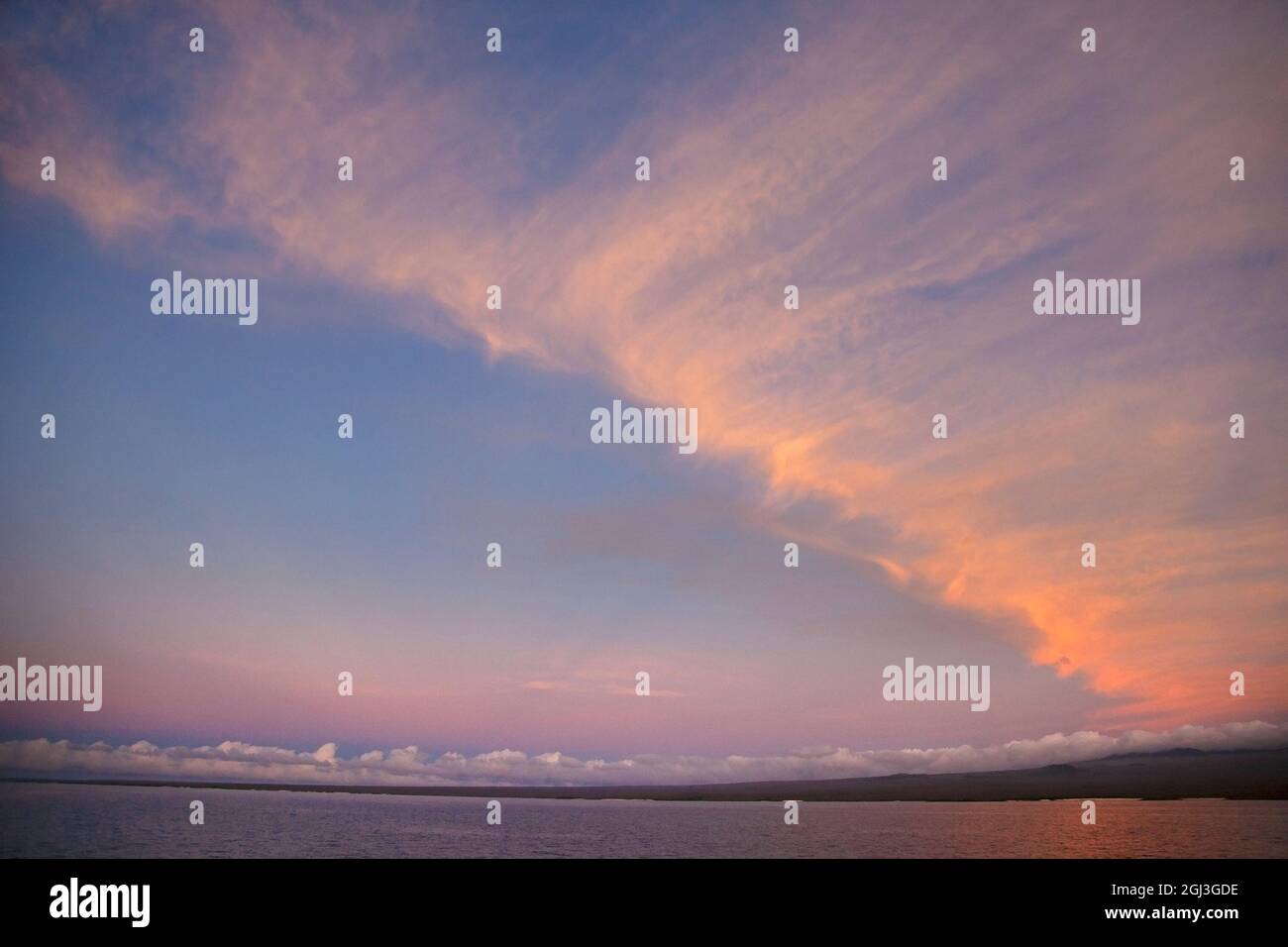 Wolken bei Sonnenuntergang über der Insel Santa Cruz auf den Galapagos-Inseln Stockfoto