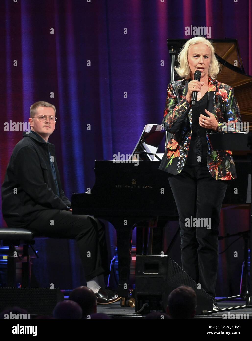 Neuhardenberg, Deutschland. September 2021. Anne Sofie von Otter, schwedische Opernsängerin und Leif Kaner-Lidström, Pianistin, fotografiert während ihrer Performance für das Sommerprogramm auf Schloss Neuhardenberg. Quelle: Patrick Pleul/dpa-Zentralbild/ZB/dpa/Alamy Live News Stockfoto