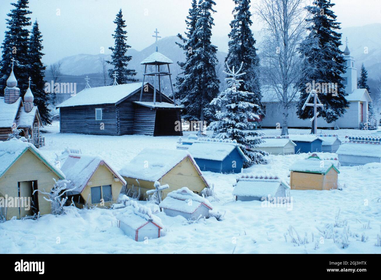 USA. Alaska. Verankerung. Eklutna. Alte russisch-orthodoxe Kirche und indianischer Friedhof Stockfoto