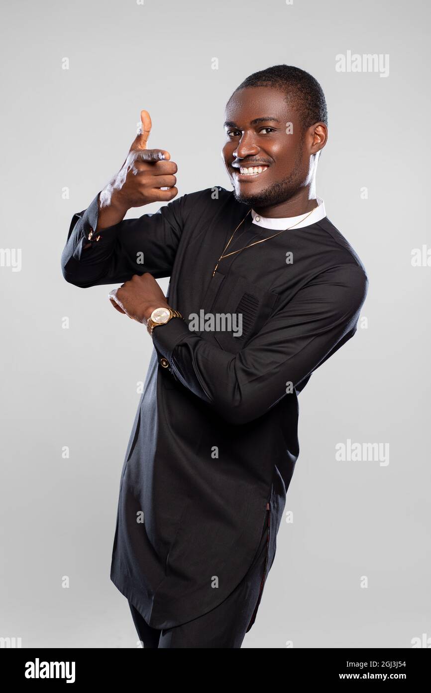 Porträt eines aufgeregten und glücklichen jungen afrikanischen Mannes, der auf den Betrachter zeigt Stockfoto