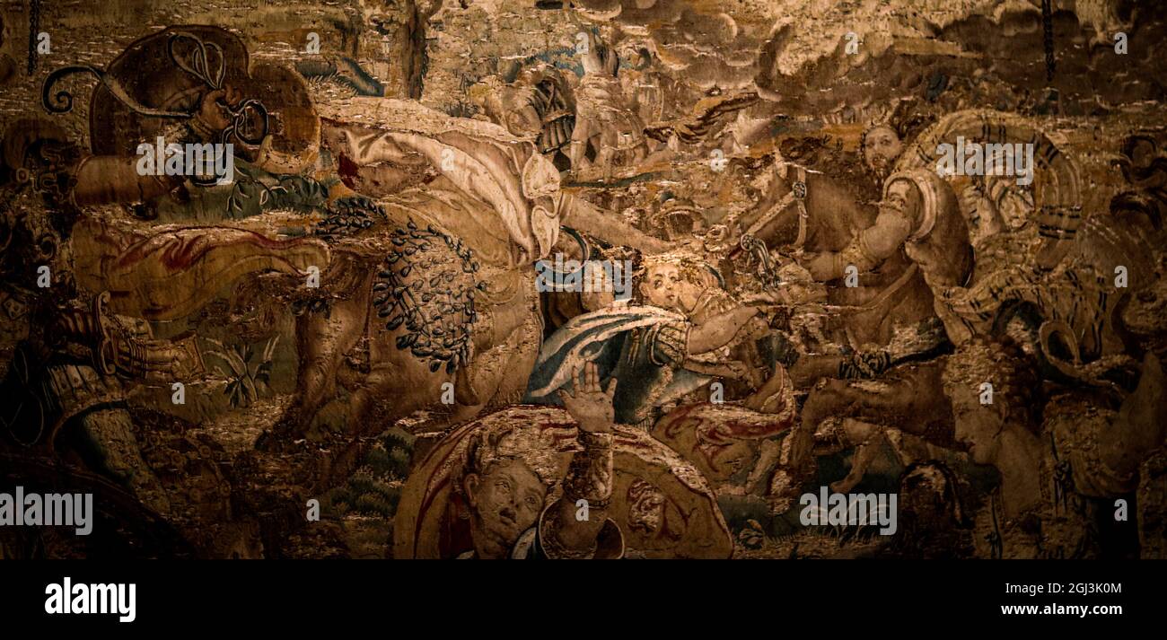 LONDON, VEREINIGTES KÖNIGREICH - Jul 12, 2021: Ein alter Wandteppich in Bamburgh Castle, Vereinigtes Königreich gefunden Stockfoto