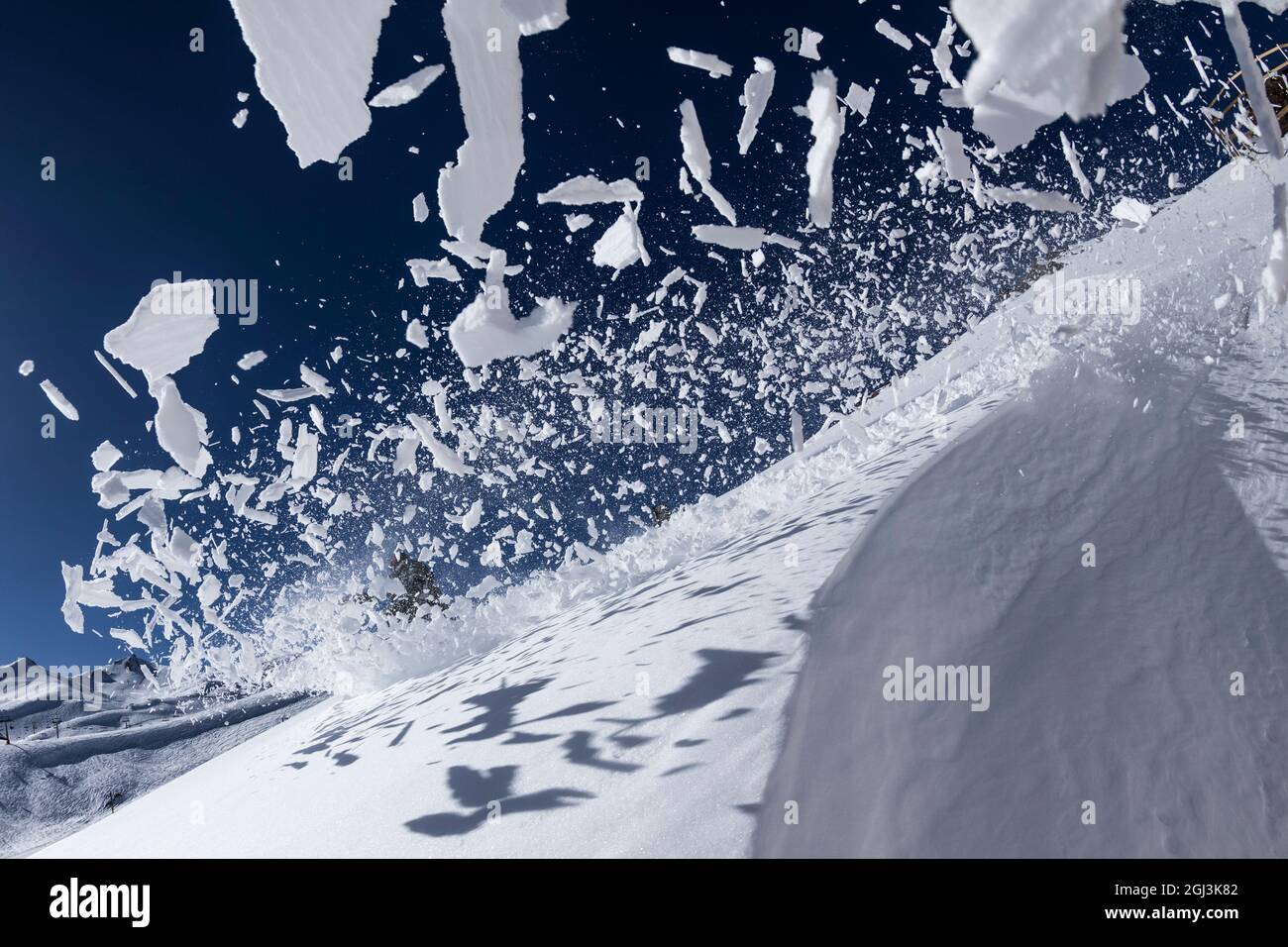 Snowboarder genießt einen frischen Pulvertag in der Schneewelle Stockfoto